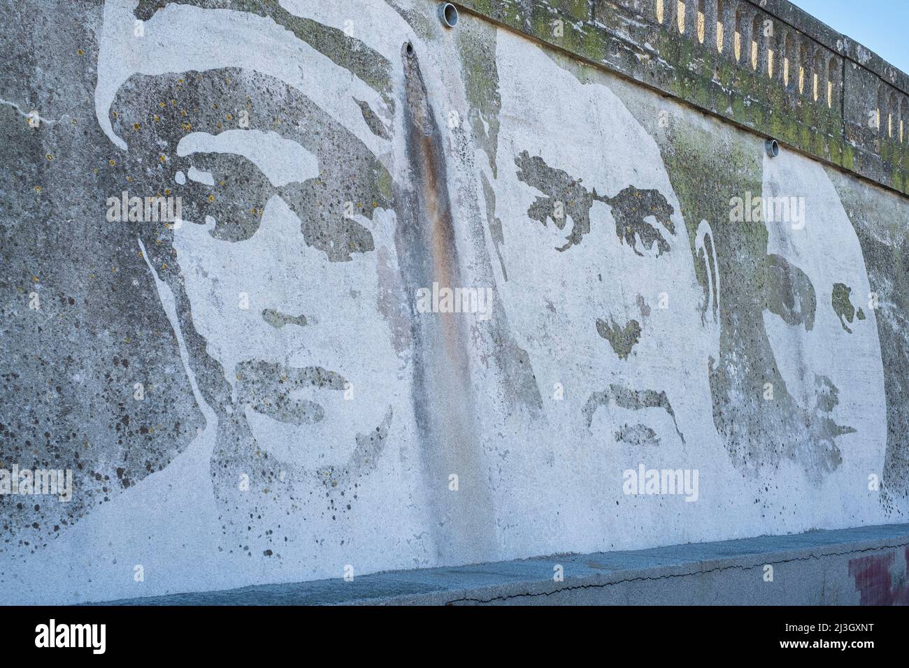 Francia, Herault, Sete, murale dell'artista tedesco Klaus Dauven nel porto di pescatori Foto Stock