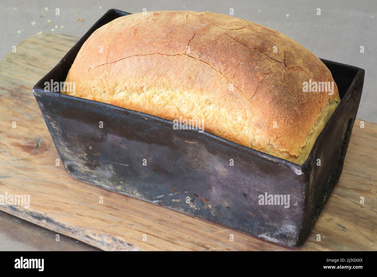 Malta, Haz Zebbug, panetteria al-conti secolare, hobza tal-kexxun (pane cotto in uno stampo ricoperto di olio d'oliva) Foto Stock