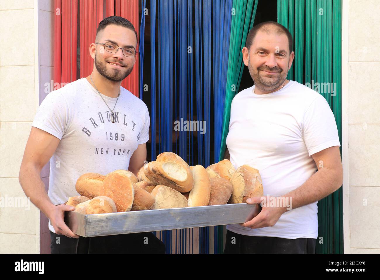 Malta, Haz Zebbug, panetteria secolare tal-conti, Keiston e Anton conti con il loro lotto di pane cotto in un tradizionale forno a legna Foto Stock