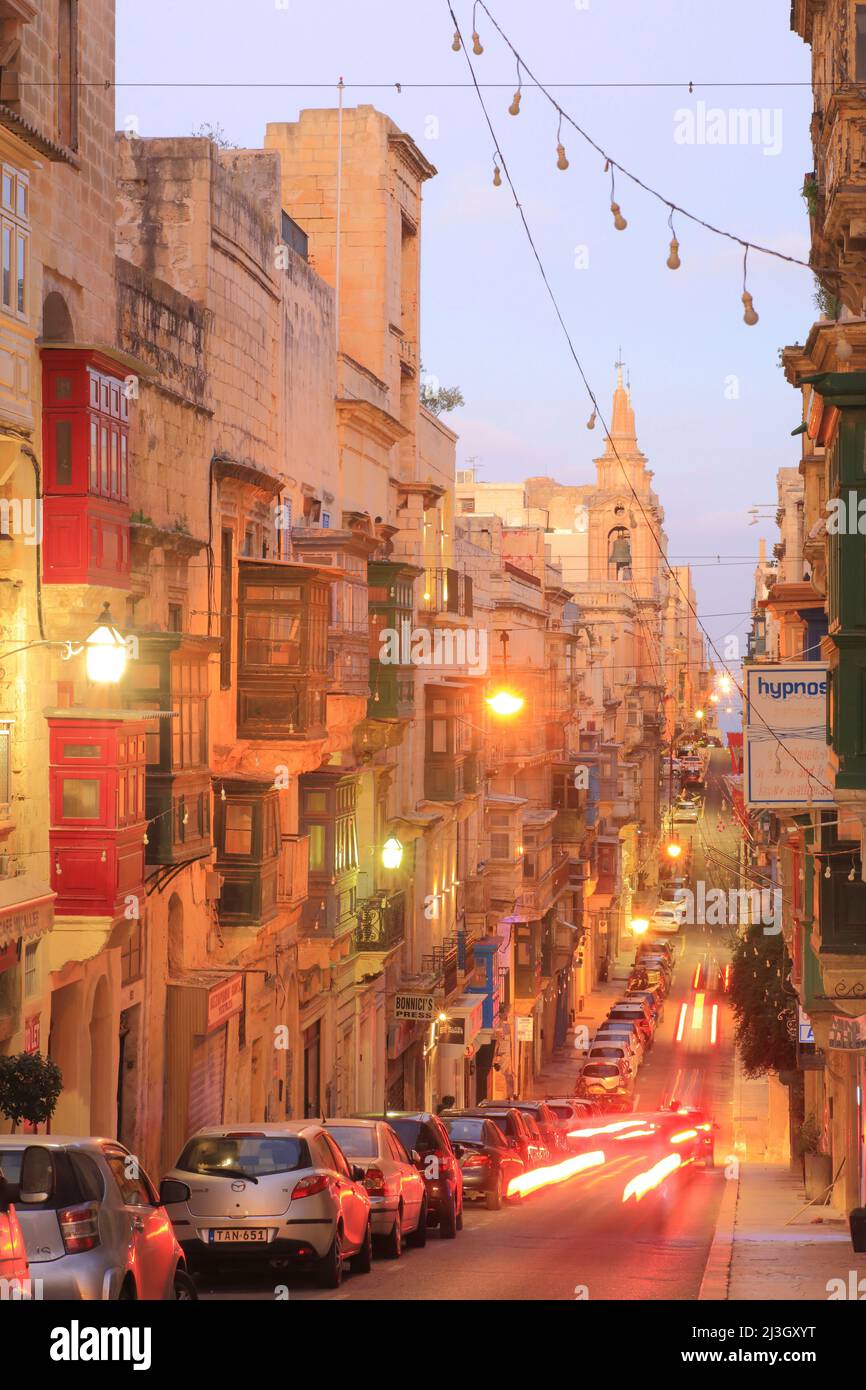 Malta, Valletta, città dichiarata Patrimonio dell'Umanità dall'UNESCO, rue Saint-Paul alla caduta notturna con la Collegiata del relitto di Saint-Paul sullo sfondo Foto Stock