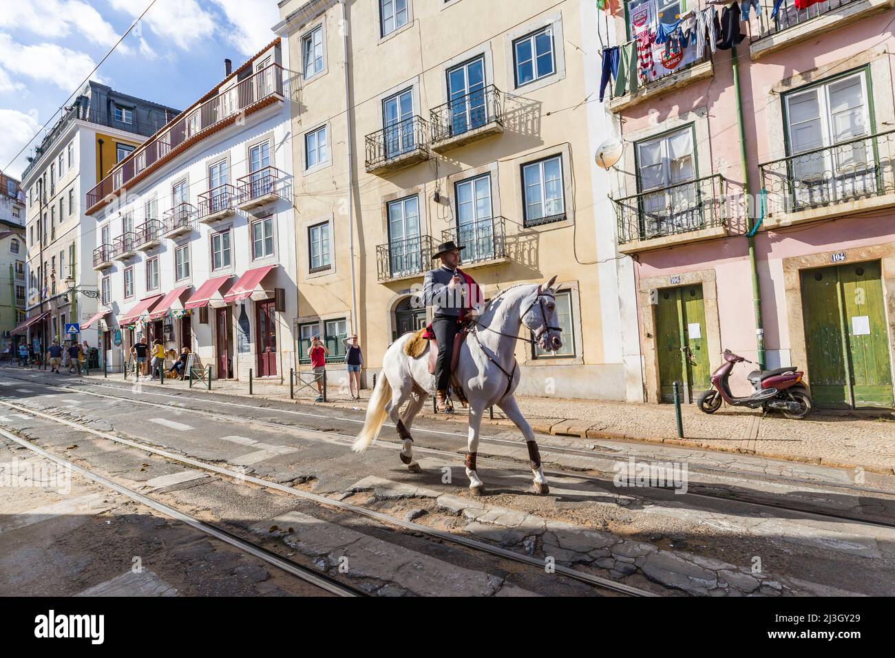 Portogallo, Lisbona, quartiere di Alfama, cavalcando per strada durante le Festas dos Santos Populares, (Festivals of Popular Saints) Foto Stock