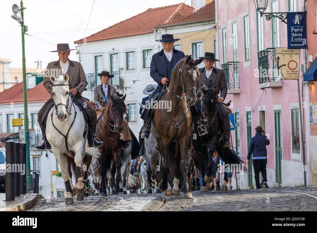 Portogallo, Lisbona, quartiere di Alfama, cavalcando per strada durante le Festas dos Santos Populares, (Festivals of Popular Saints) Foto Stock