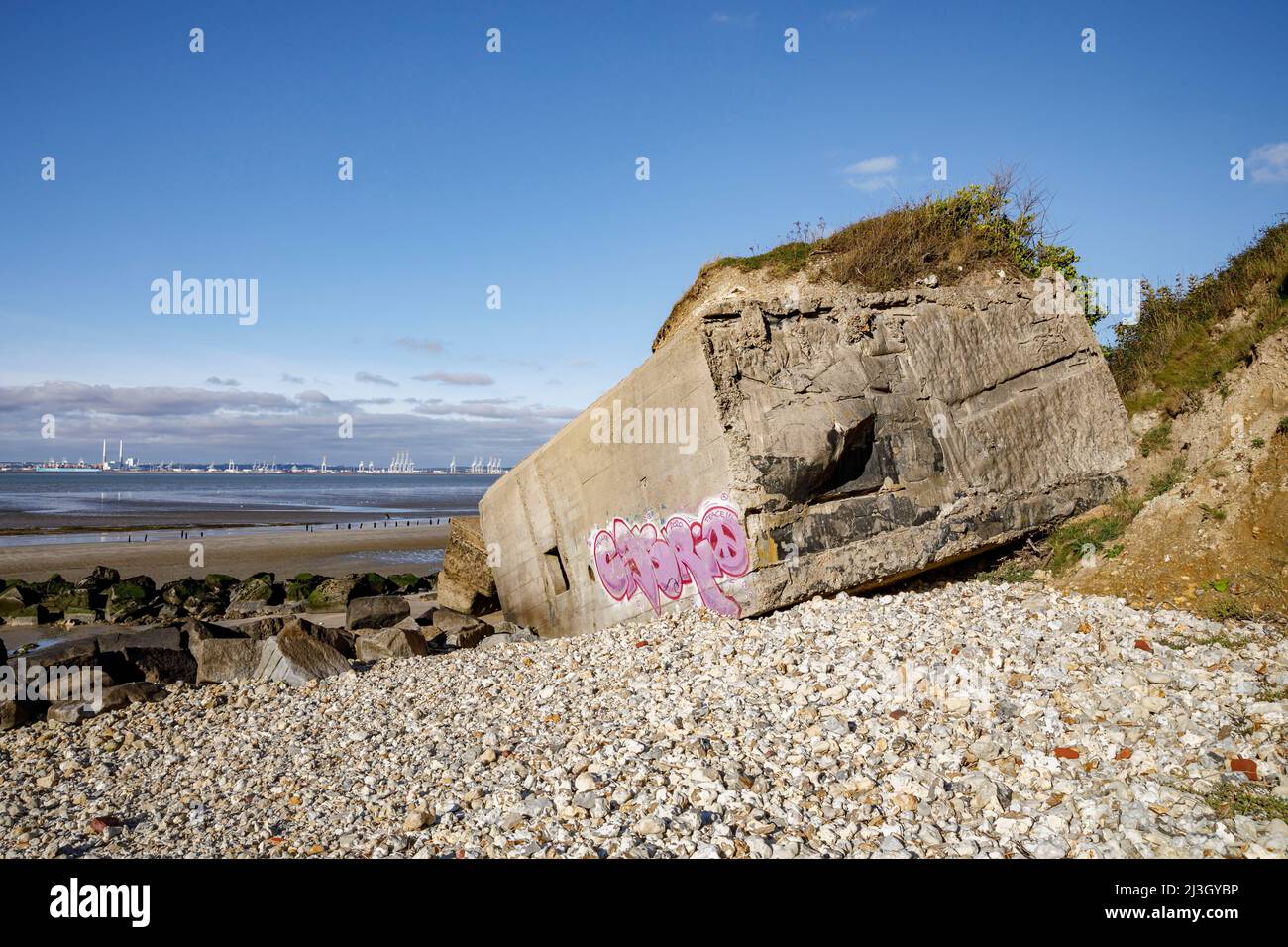 Francia, Calvados (14), Cricqueboeuf, spiaggia vicino Villerville, luogo di ripresa di Una scimmia in inverno con Gabin e Belmondo, nel 1962, bunker della seconda guerra mondiale, che ricorda quello dove Belmondo trova sua figlia, in una scena del film, le location di ripresa sono segnate dall'ufficio turistico, Con totem nel centro della città, chiamato Tigreville nel film Foto Stock