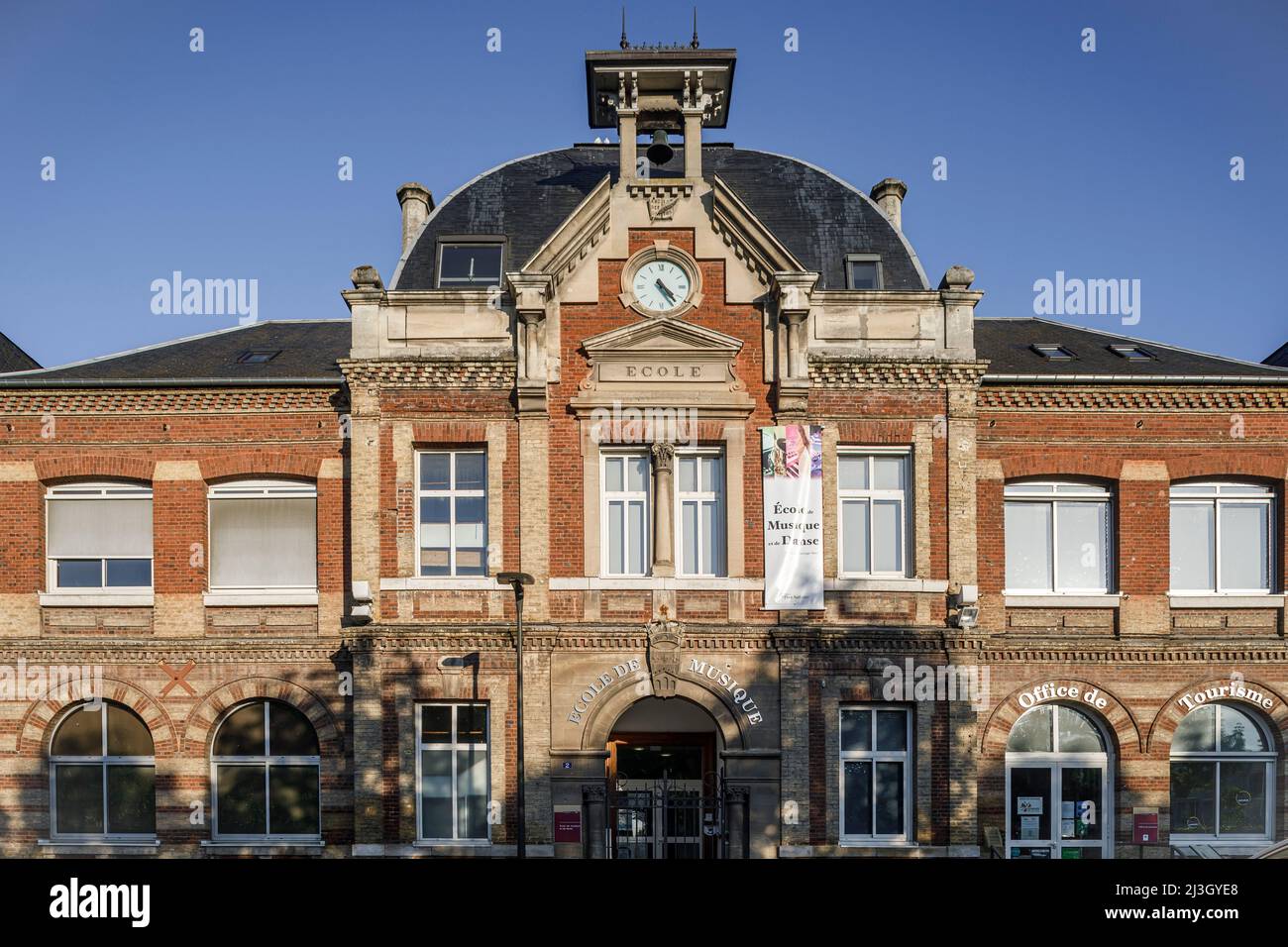 Francia, Normandia, Eure (27), Valle del Risle, Pont-Audemer, Etichettata come la più bella Detours di Francia, soprannominata la piccola Venezia di Normandia, ex scuola di ragazze George Sand, costruita nel 1882 dall'architetto Leclerq e chiusa nel 2011, oggi ospita l'ufficio turistico e una scuola di musica Foto Stock