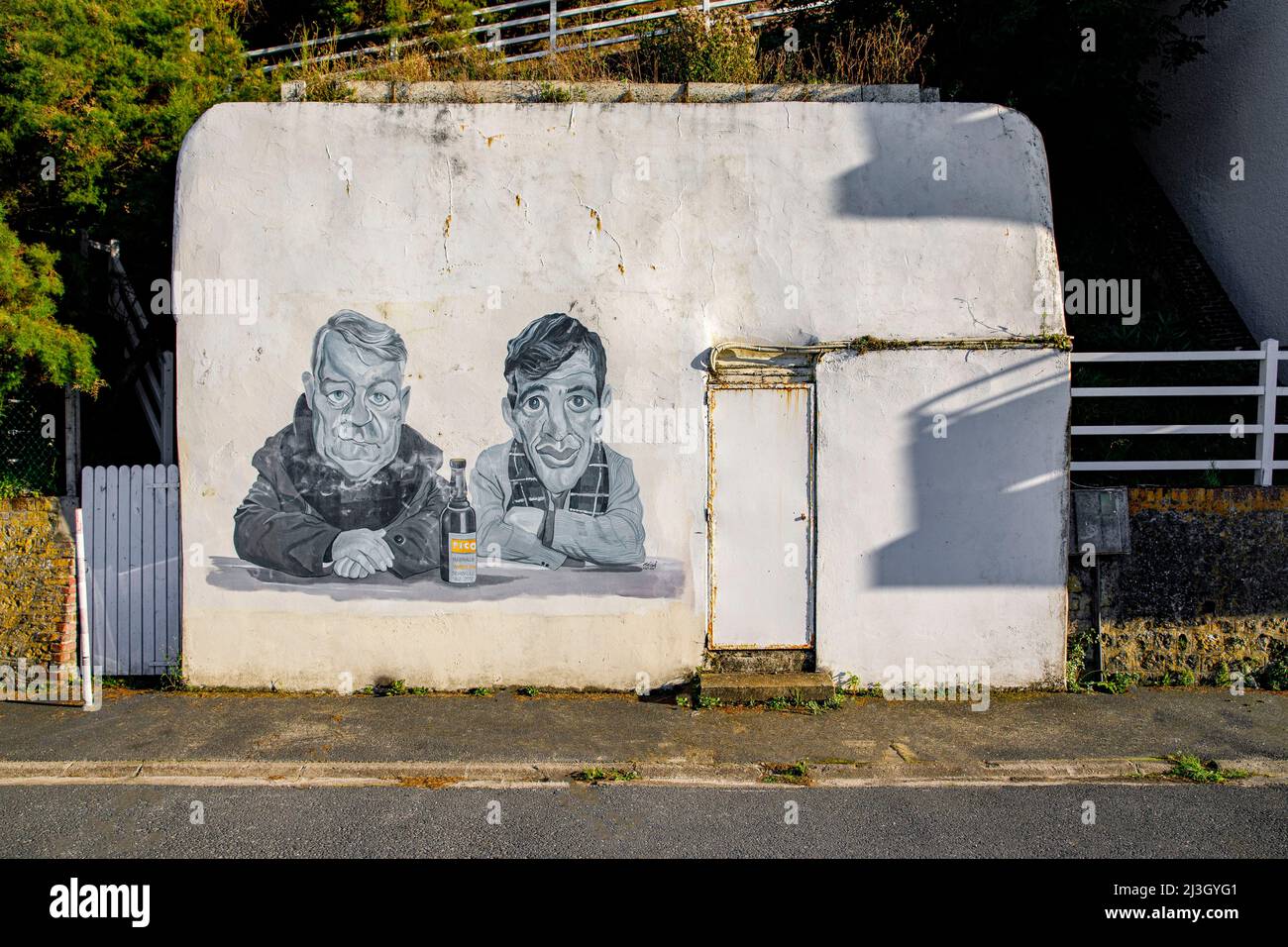 Francia, Calvados (14), Villerville, rue des Bains, location delle riprese di Una scimmia in inverno, nel 1962, caricatura di Gabin e Belmondo, disegnata dall'artista Géga, in occasione delle festività che segnano il cinquantesimo anniversario delle riprese, le location delle riprese sono segnate dall'ufficio turistico, Con totem nel centro della città, chiamato Tigreville nel film Foto Stock Francia, Calvados (14), Villerville, rue des Bains, location delle riprese di Una scimmia in inverno, nel 1962, caricatura di Gabin e Belmondo, disegnata dall'artista Géga, in occasione delle festività che segnano il cinquantesimo anniversario delle riprese, le location delle riprese sono segnate dall'ufficio turistico, Con totem nel centro della città, chiamato Tigreville nel film Foto Stock
