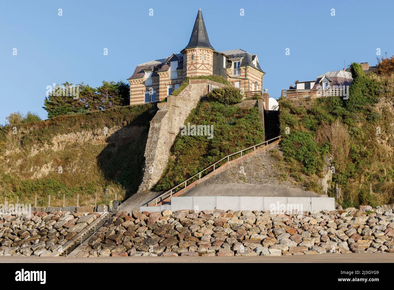 Francia, Calvados (14), Villerville, location filmata A scimmia in inverno con Gabin e Belmondo, nel 1962, luogo chiamato le Guettoir, visto dalla spiaggia, situato a pochi passi dal Cabaret Normand, cornice di una scena in cui Belmondo e Suzanne Flon chiacchierano sulle scale, I luoghi di ripresa sono contrassegnati dall'ufficio turistico, con totem nel centro della città, chiamato Tigreville nel film Foto Stock