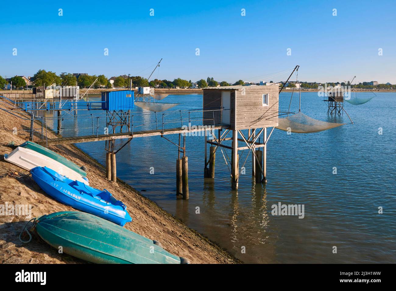 Francia, Loira Atlantica, Saint Nazaire, la pesca Sautron lungo il viale Albert 1er, capanne per pescatori di passera di mare Foto Stock