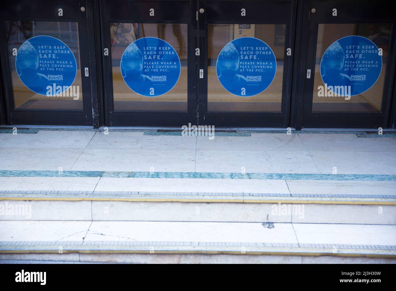 Le istruzioni per la copertura del volto sono visualizzate al Prince Charles Cinema nel centro di Londra. Foto Stock