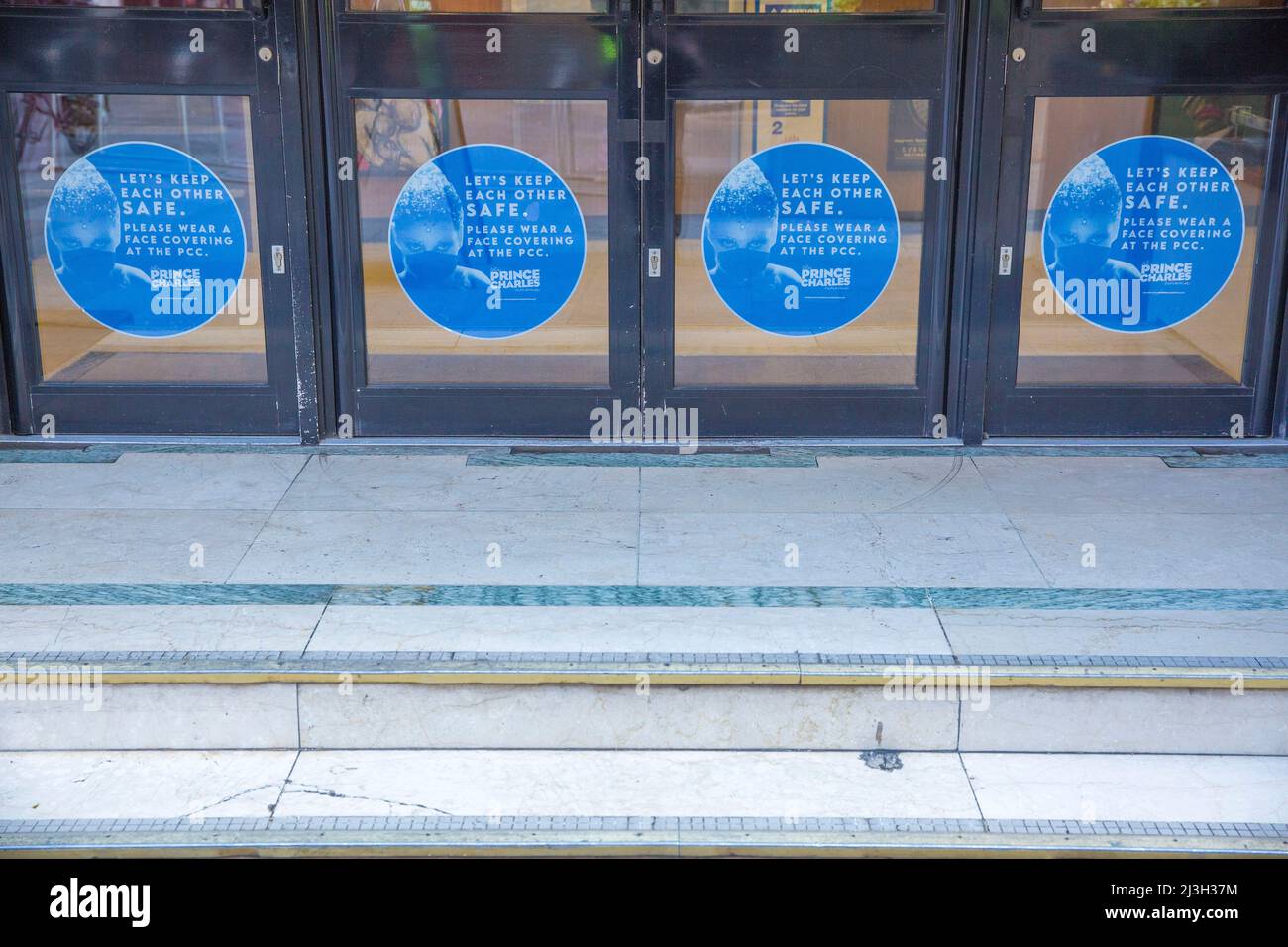 Le istruzioni per la copertura del volto sono visualizzate al Prince Charles Cinema nel centro di Londra. Foto Stock
