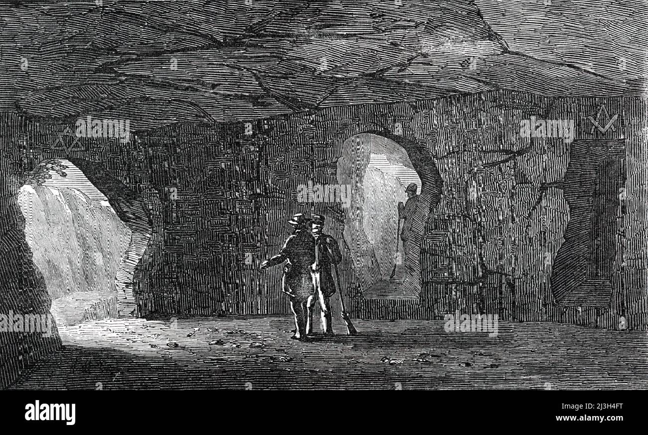 Scavi presso la Città Vecchia, nell'Isola di Malta, 1850. Sito archeologico contenente un tempio. 'La grotta è scavata nella roccia solida... la cavità consiste di tre grandi compartimenti, Ciascuno penetrante nell'altro da scavi quadrangolari paralleli...[una delle camere] è considerato il luogo dove venivano offerti sacrifici...i simboli masonici erano messi in su dai due signori che hanno liberato le camere dei detriti e dei rifiuti con cui erano stati arrestati...là può non dubiti che le trincee fossero destinate all'acqua, perché anche ora c'è sempre Foto Stock
