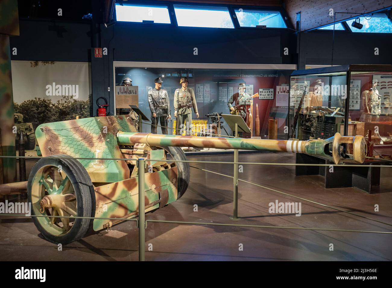 Francia, Calvados, Bayeux, Museo della battaglia della Normandia collezione, cannone anticarro tedesco PAK 40 Foto Stock
