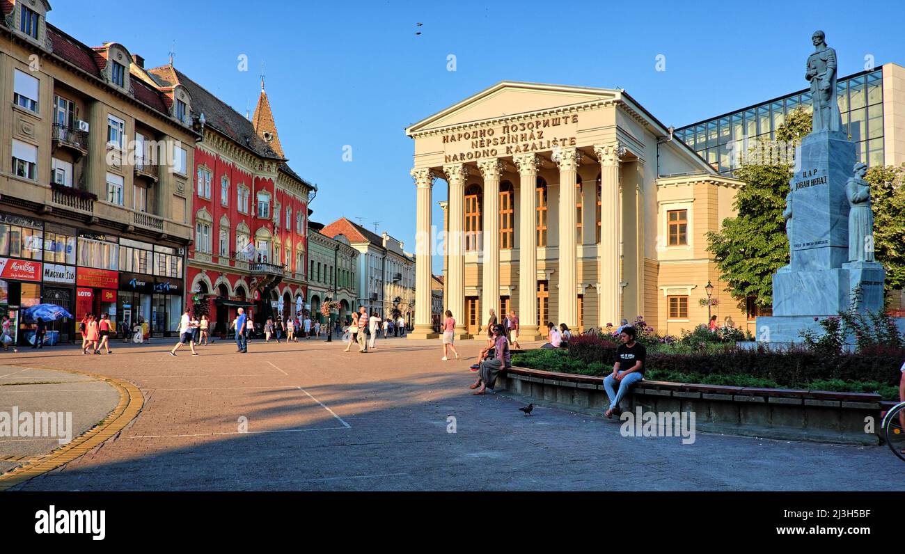 SUBOTICA, SERBIA - 25 LUGLIO 2018: Piazza Subotica centrale con edificio del Teatro Nazionale Foto Stock