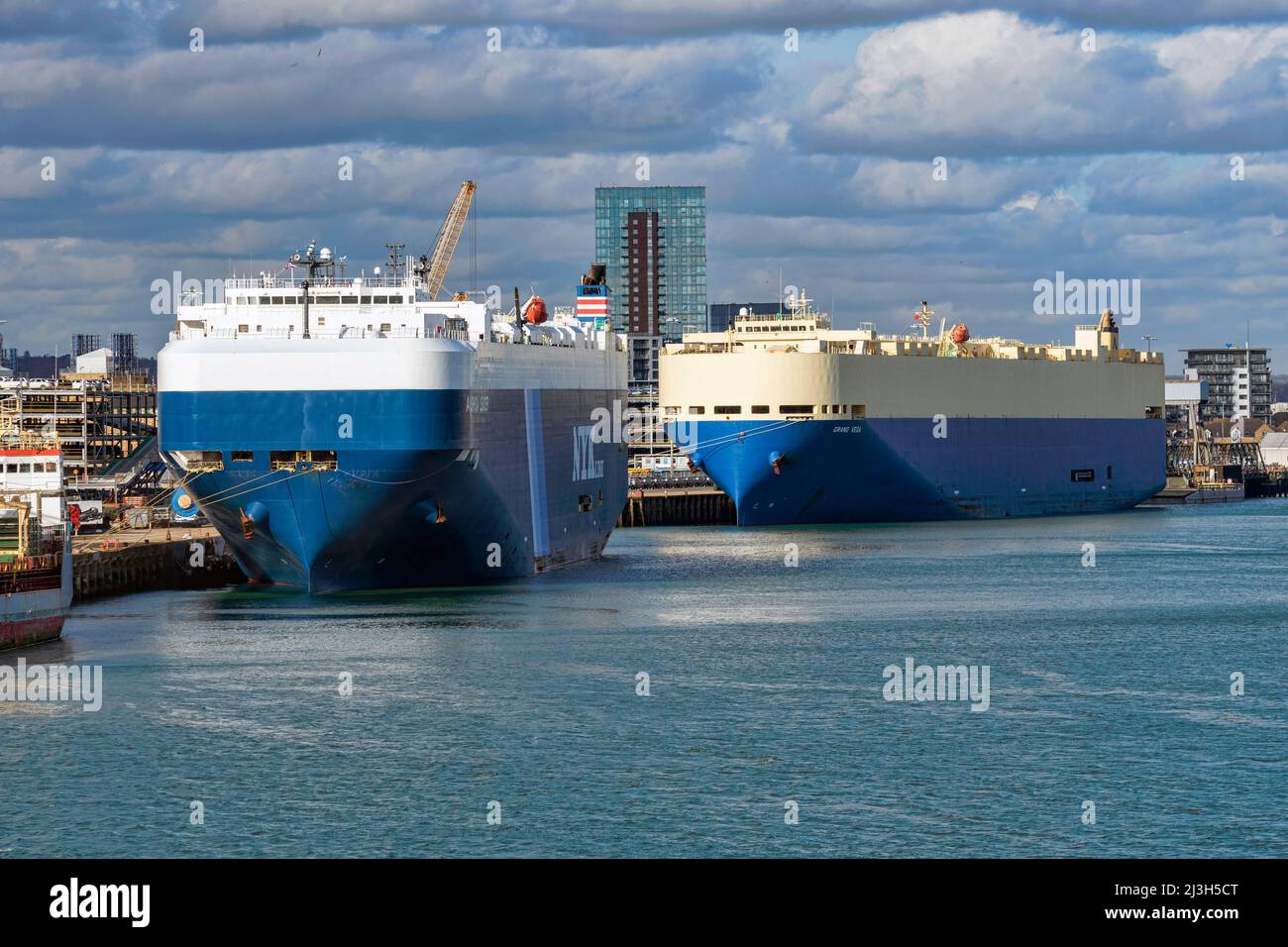 Carrier per auto e veicoli al porto di Southampton - Febbraio 2018. Foto Stock