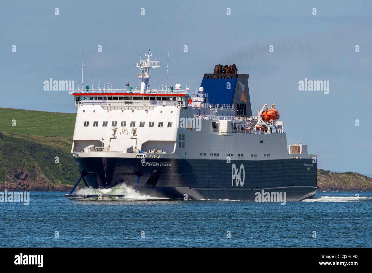 European Causeway è un traghetto gestito da P&o Ferries tra Cairnryan in Scozia e Larne in Irlanda del Nord - luglio 2017. Foto Stock