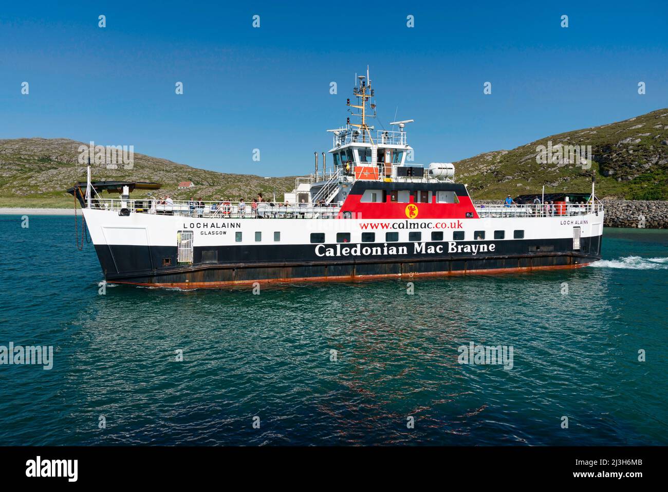Loch Alainn è un traghetto gestito dalla Caledonian MacBrayne tra le isole Ebridi esterne di barra e Eriskay in Scozia - luglio 2017. Foto Stock