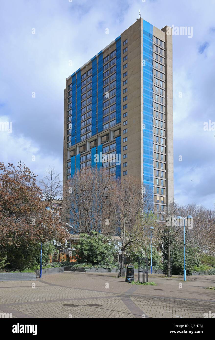 Balfron Tower, Londra. Famoso blocco di torre brutalista dell'architetto Erno Goldfinger. In fase di ristrutturazione di appartamenti di lusso. Mostra la compensazione temporanea. Foto Stock