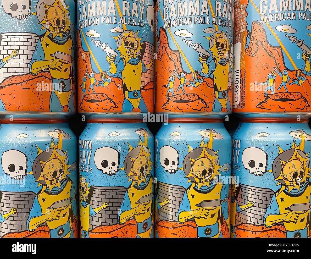 Viersen, Germania - Aprile 5. 2022: Primo piano di lattine fantasia gamma ray birra alla pallida in scaffale del supermercato tedesco Foto Stock