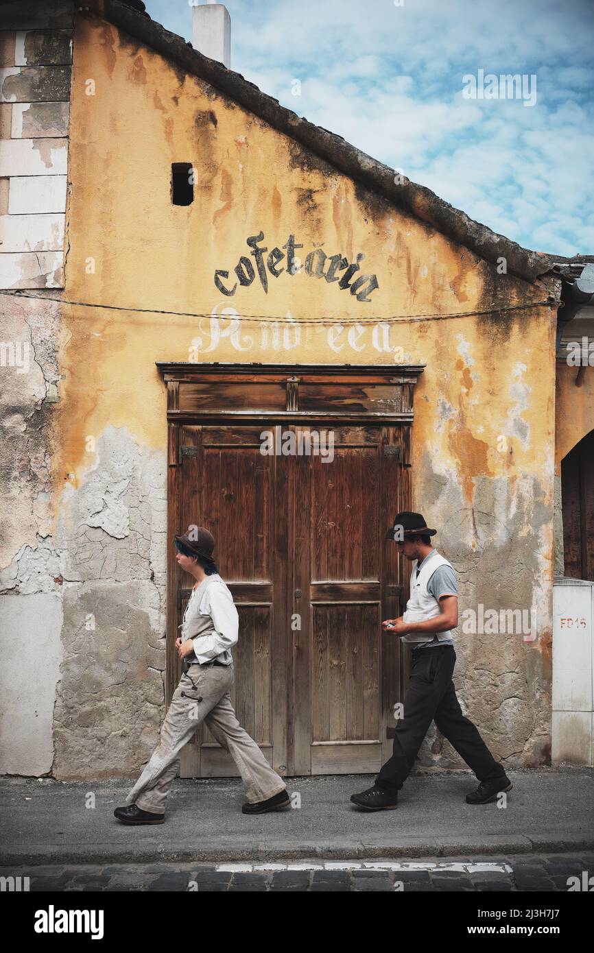 SIBIU, ROMANIA - 31 LUGLIO 2018 due artigiani in tradizionale abbigliamento medievale a piedi nella strada della Città Vecchia bassa Foto Stock