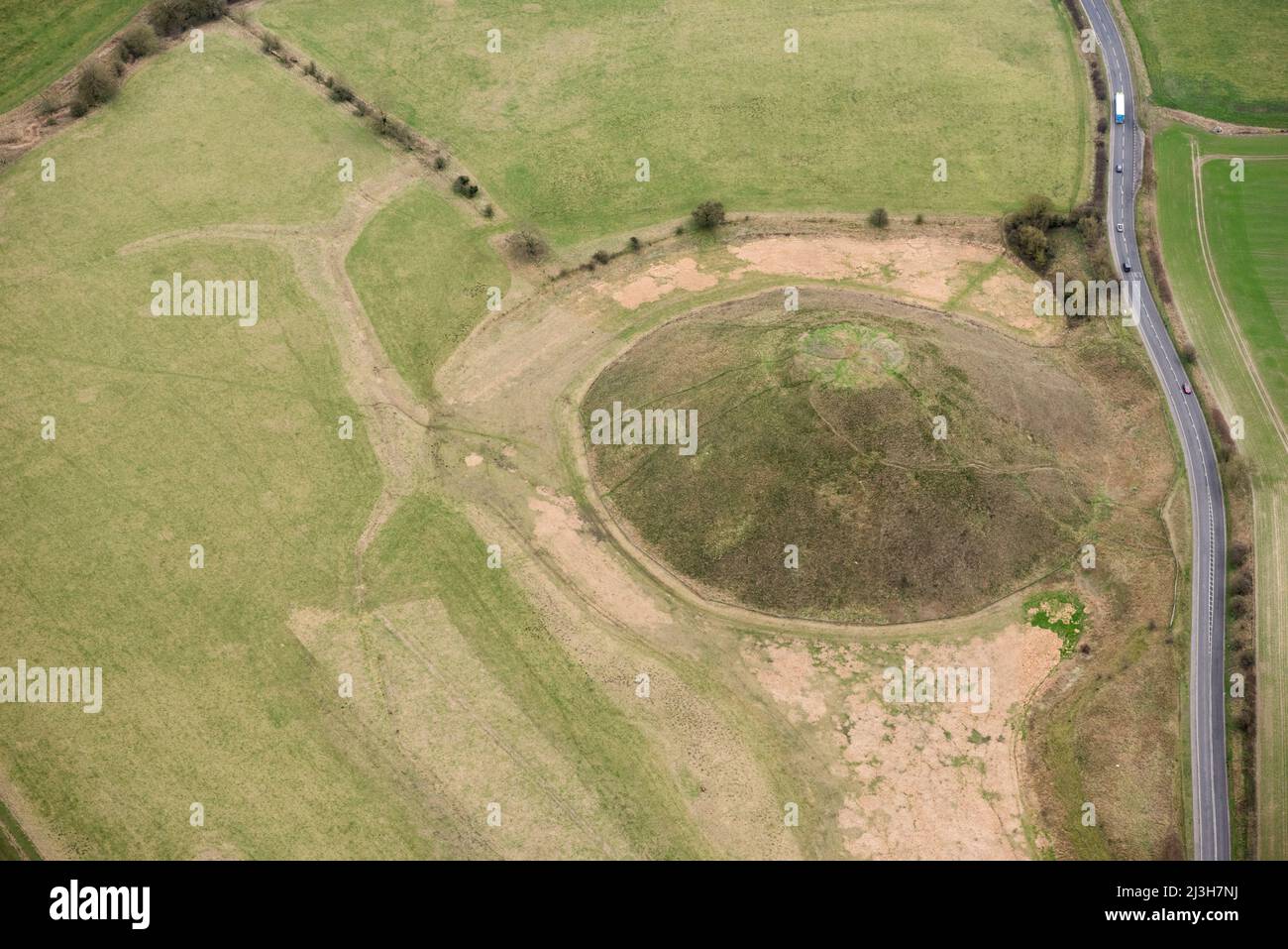 Silbury Hill, un grande tumulo monumentale tardo neolitico, vicino Avebury, Wiltshire, 2019. Foto Stock