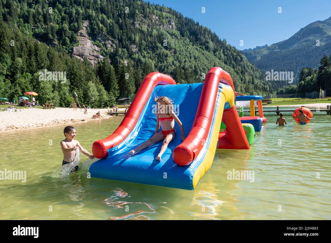Francia, alta Savoia (74) massiccio del Monte Bianco , les Contamines Montjoie, parc de loisirs du Pontet, toboga gonflable dans le plan d'eau de baignade Foto Stock