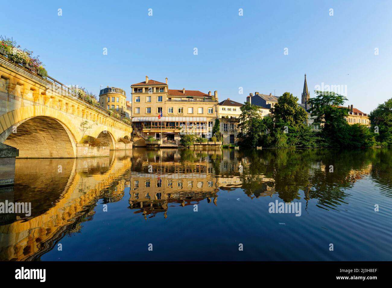 Francia, Mosella, Metz, le rive del fiume Mosella, il ponte Moyen e la torre del tempio della Garrison sullo sfondo Foto Stock