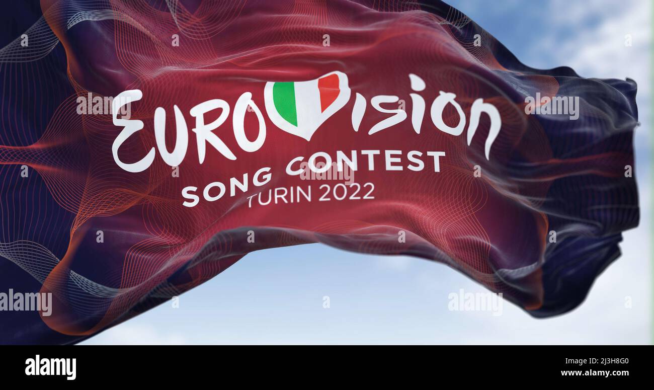 Torino, Italia, Gennaio 2022: La bandiera del logo Eurovisione Song Contest 2022 sventola nel vento. L'edizione 2022 si svolgerà a Torino Foto Stock