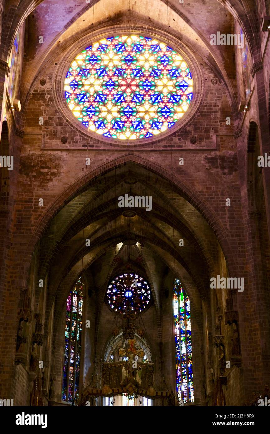 Spagna, Isole Baleari, Maiorca, Palma di Maiorca, interno della Cattedrale di Santa Maria de Palma costruita tra il 1229 e il 1601 e di stile gotico catalano, chiamato anche la Seu, l'altare e luminario di Antoni Gaudí Foto Stock