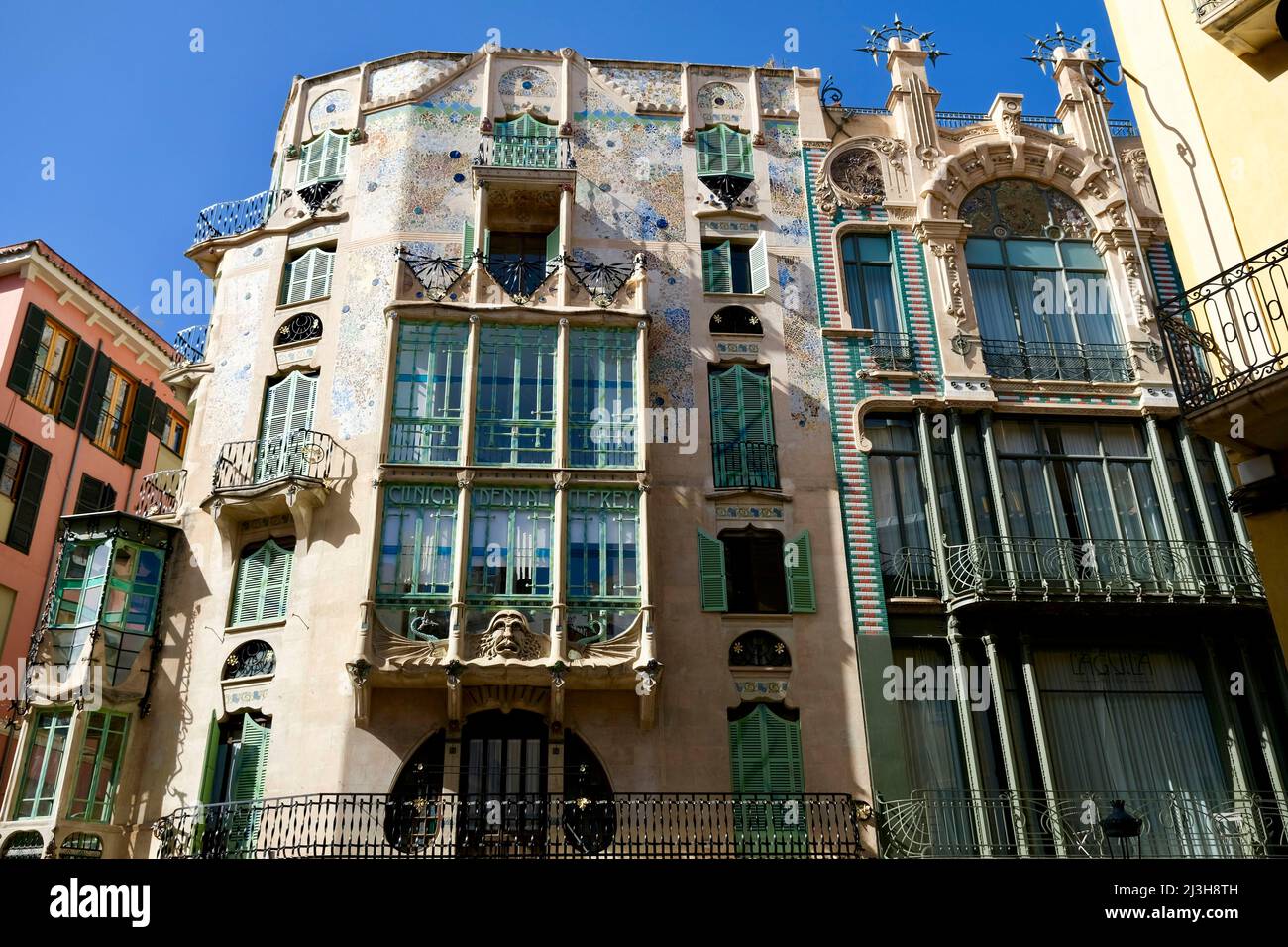 Spagna, Isole Baleari, Maiorca, Palma di Maiorca, la facciata di un edificio ispirato allo stile modernista di Antoni Gaudi Foto Stock