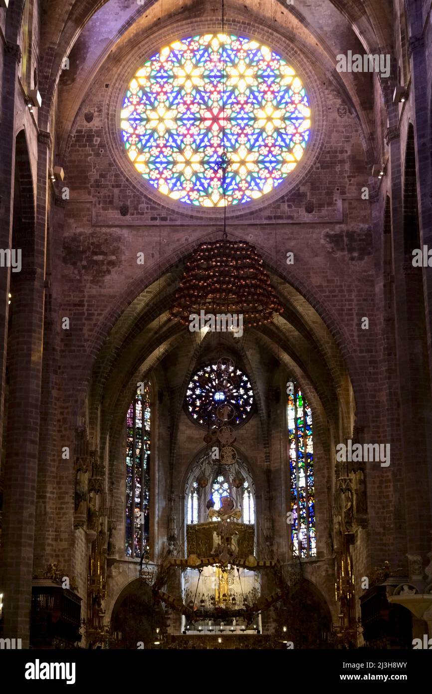 Spagna, Isole Baleari, Maiorca, Palma di Maiorca, interno della Cattedrale di Santa Maria de Palma costruita tra il 1229 e il 1601 e di stile gotico catalano, chiamato anche la Seu, l'altare e la luce di Antoni Gaudí Foto Stock