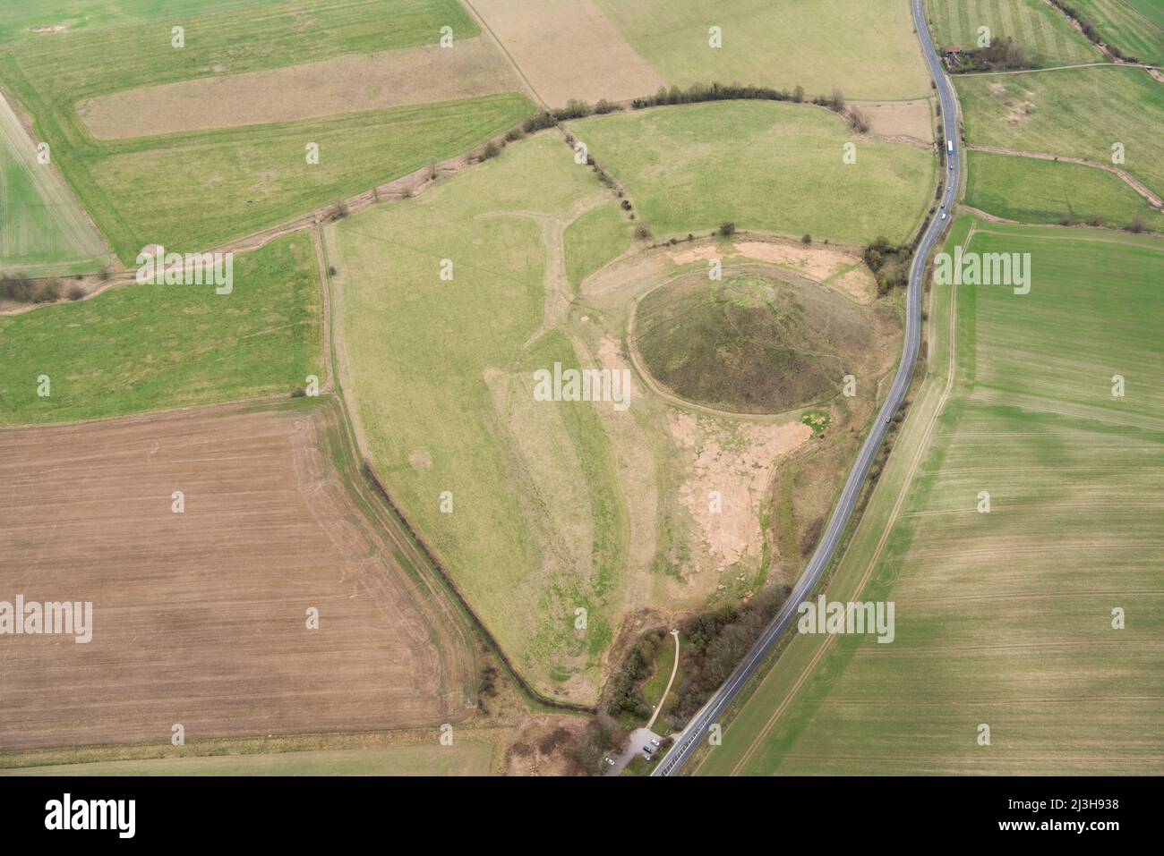 Silbury Hill, un grande tumulo monumentale tardo neolitico, vicino Avebury, Wiltshire, 2019. Foto Stock