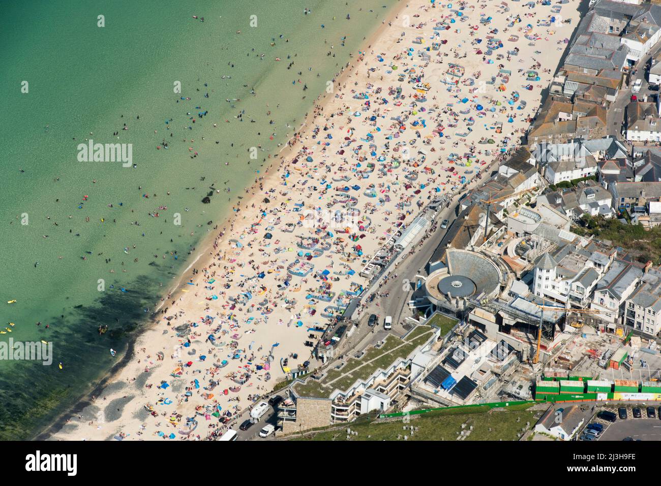 Porthmeor Beach e la galleria d'arte Tate St Ives, St Ives, Cornovaglia, 2016. Foto Stock