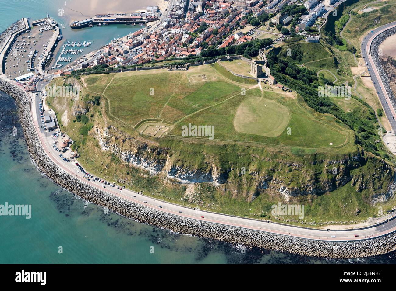 Castello di Scarborough, insediamento dell'Età del ferro, stazione di segnale romana, insediamento e cappella anglo-scandinavi, castello recintato e batteria, North Yorkshire, 2018. Foto Stock
