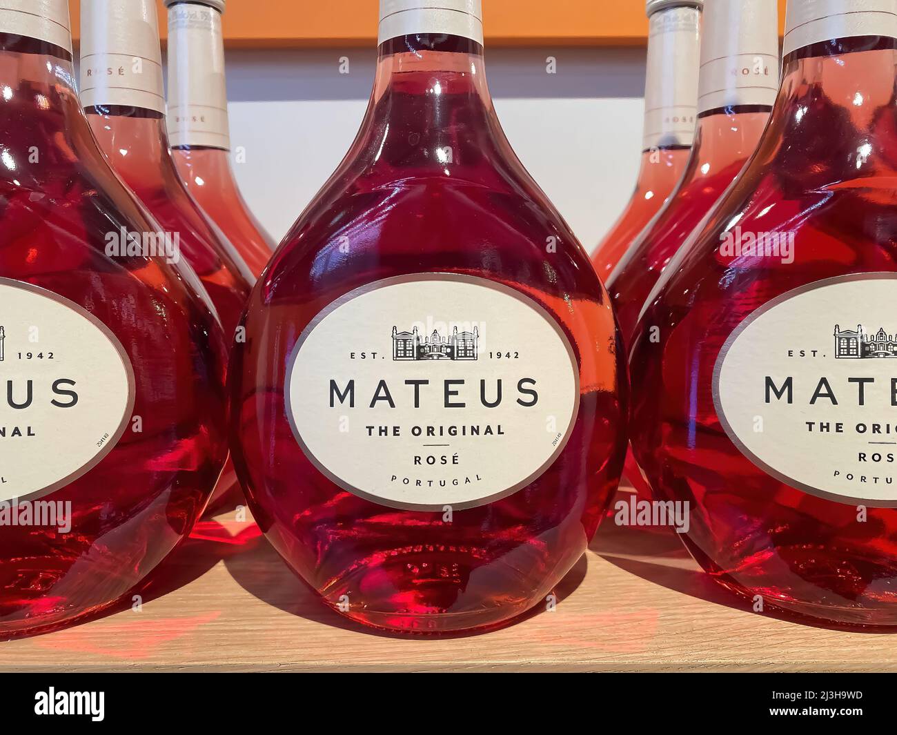 Viersen, Germania - Aprile 5. 2022: Primo piano di bottiglie di vino portoghese mateus rosa in scaffale del supermercato tedesco Foto Stock