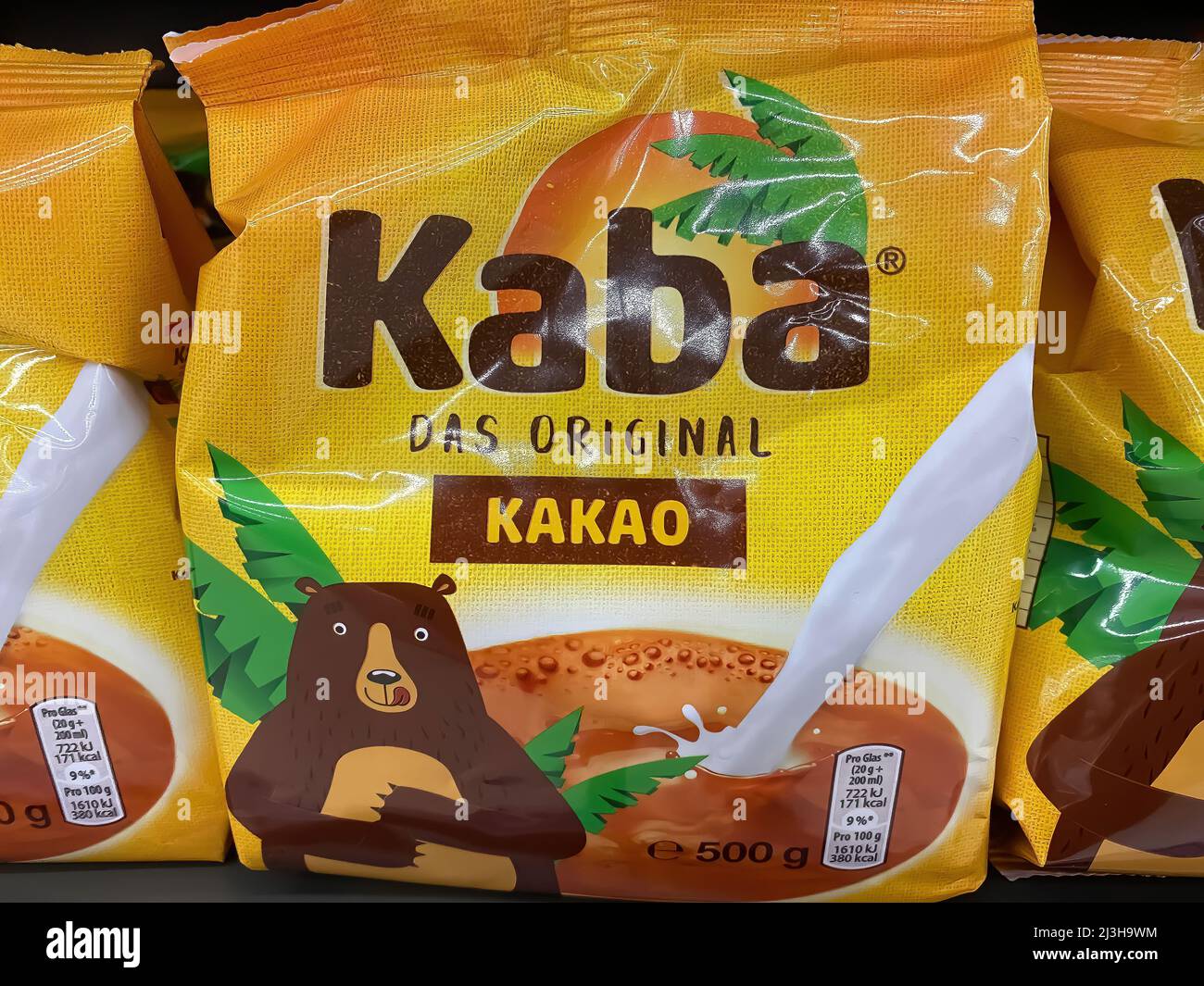 Viersen, Germania - Aprile 5. 2022: Primo piano del pacchetto kaba cioccolato in polvere scaffale del supermercato tedesco Foto Stock