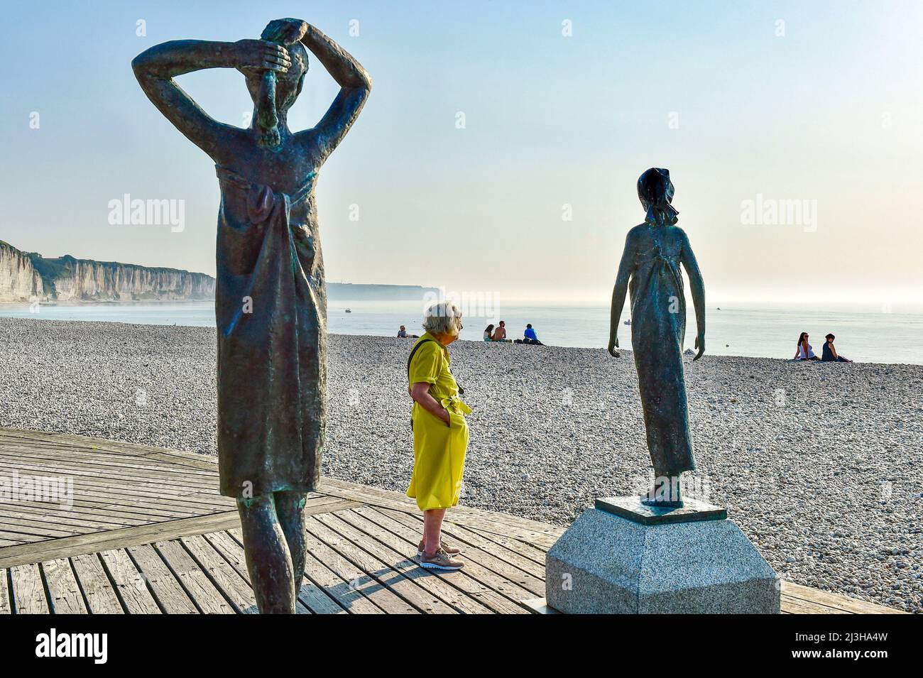 Francia, Seine-Maritime, signora in giallo sulla spiaggia di Fecamp Foto Stock