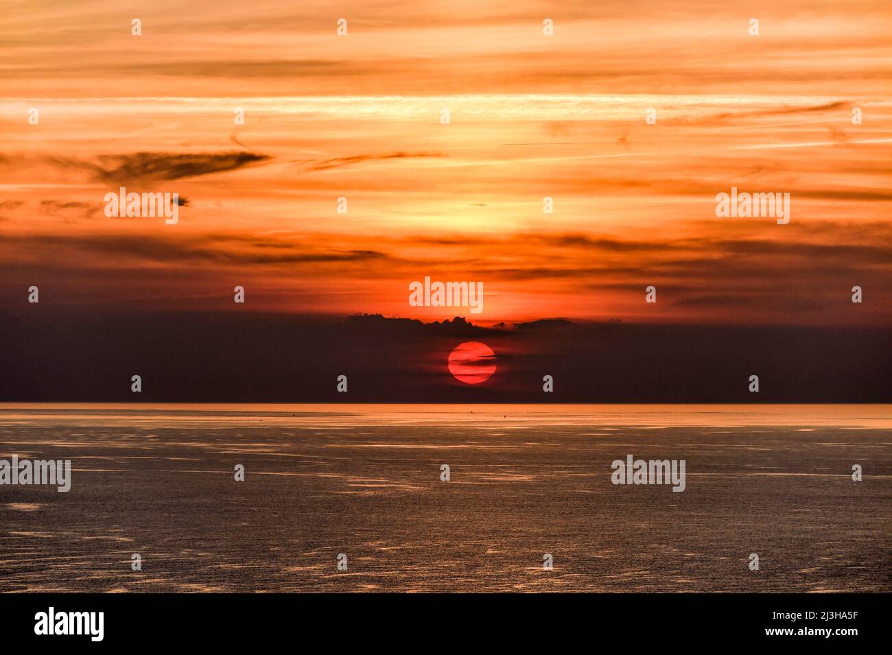 Francia, Senna Marittima, tramonto sull'orizzonte a Etretat Foto Stock