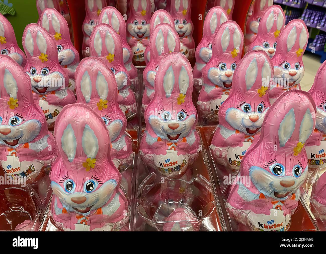 Viersen, Germania - Aprile 5. 2022: Primo piano di molti coniglietti di pasqua di cioccolato kinder rosa in scaffale del supermercato tedesco Foto Stock