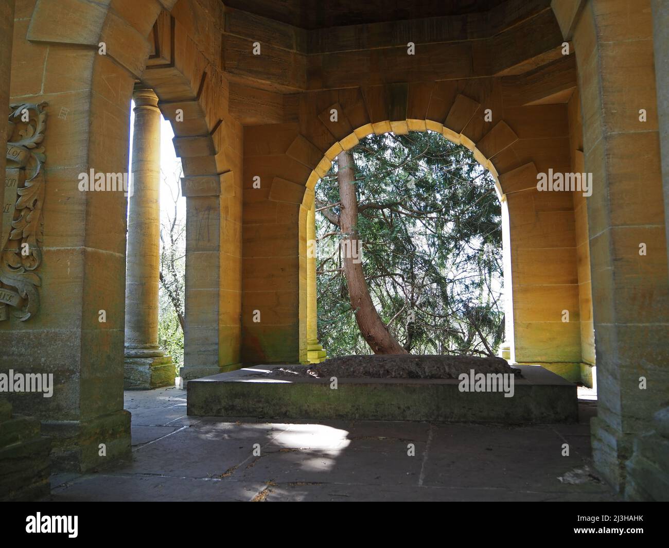 Sir Henry Samuelson Mausoleo 'Tempio del sonno' Wisley e Ockham Common, Chatley Heath, Surrey, Regno Unito. Foto Stock