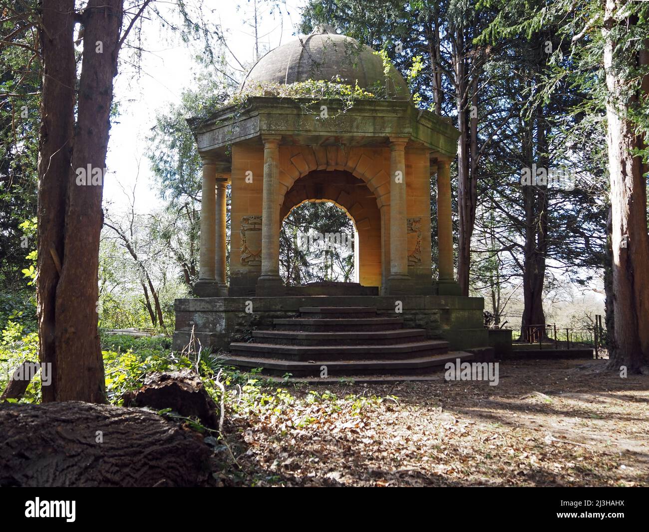 Sir Henry Samuelson Mausoleo 'Tempio del sonno' Wisley e Ockham Common, Chatley Heath, Surrey, Regno Unito. Foto Stock
