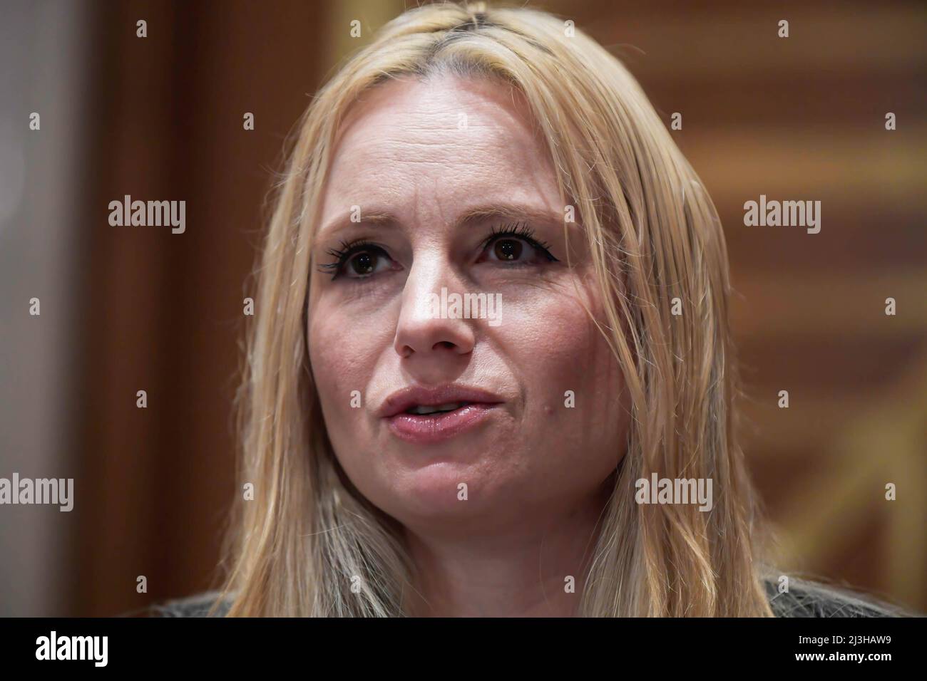 Washington, Stati Uniti. 07th Apr 2022. L'Ufficio per la lotta al traffico di esseri umani dell'OSCE, del consigliere dell'istituzione democratica e della destra umana, Tatiana Kottlyarenko, testimonia dinanzi alla Commissione per la sicurezza e la cooperazione in Europa la protezione dei rifugiati ucraini dalla tratta di esseri umani durante un'audizione al Senato di Dirksen/Capitol Hill a Washington. Credit: SOPA Images Limited/Alamy Live News Foto Stock