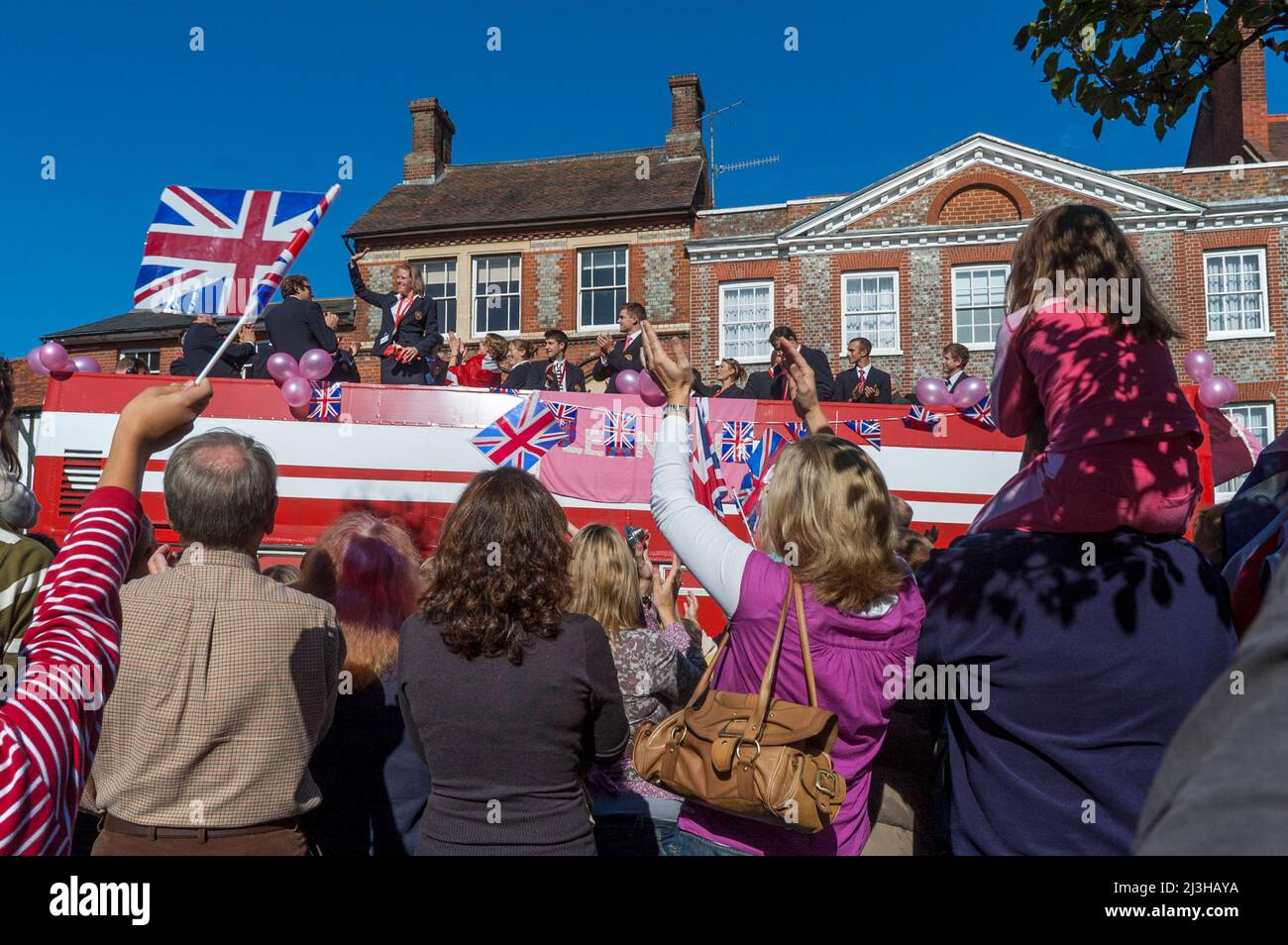 2008 Team GB Olympic Rowing team parading attraverso Henley-on-Thames, Oxfordshire, su un autobus scoperto dopo il ritorno dalle Olimpiadi di Pechino Foto Stock