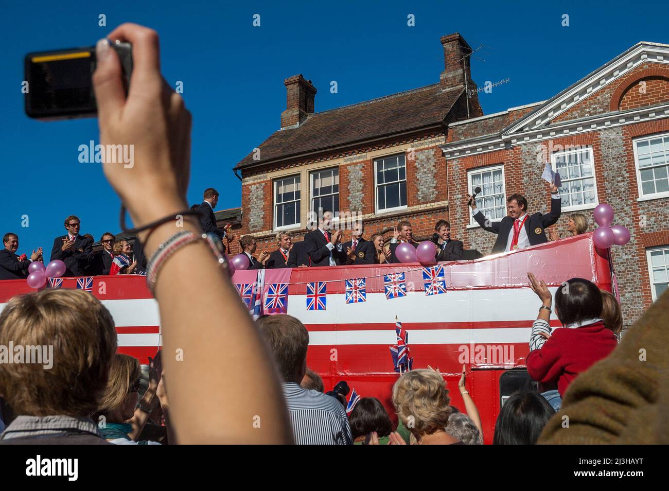 2008 Team GB Olympic Rowing team parading attraverso Henley-on-Thames, Oxfordshire, su un autobus scoperto dopo il ritorno dalle Olimpiadi di Pechino Foto Stock