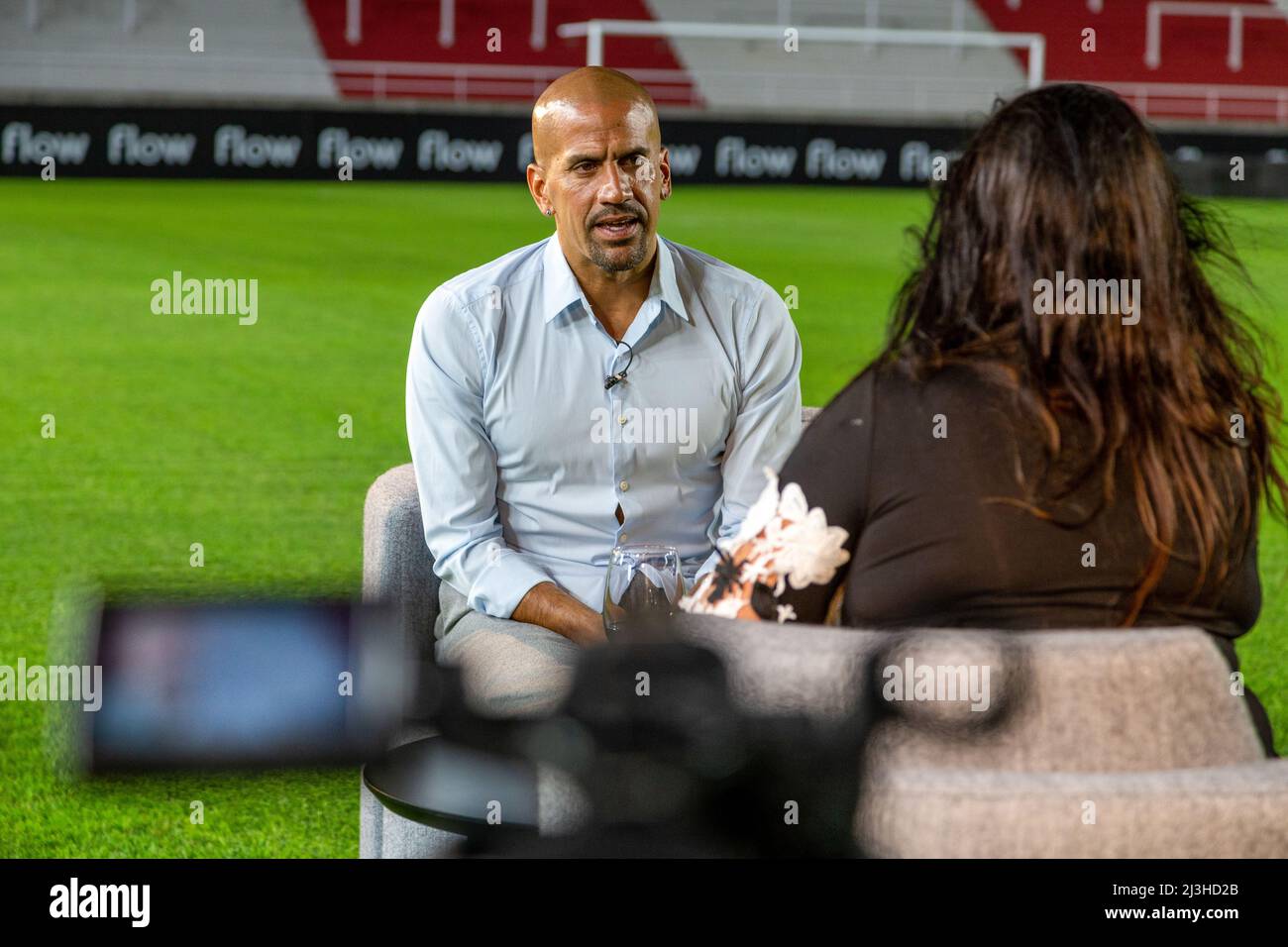 Juan Sebastian Veron in un'intervista con uno spettacolo televisivo locale allo stadio uno di Estudiantes de la Plata Foto Stock
