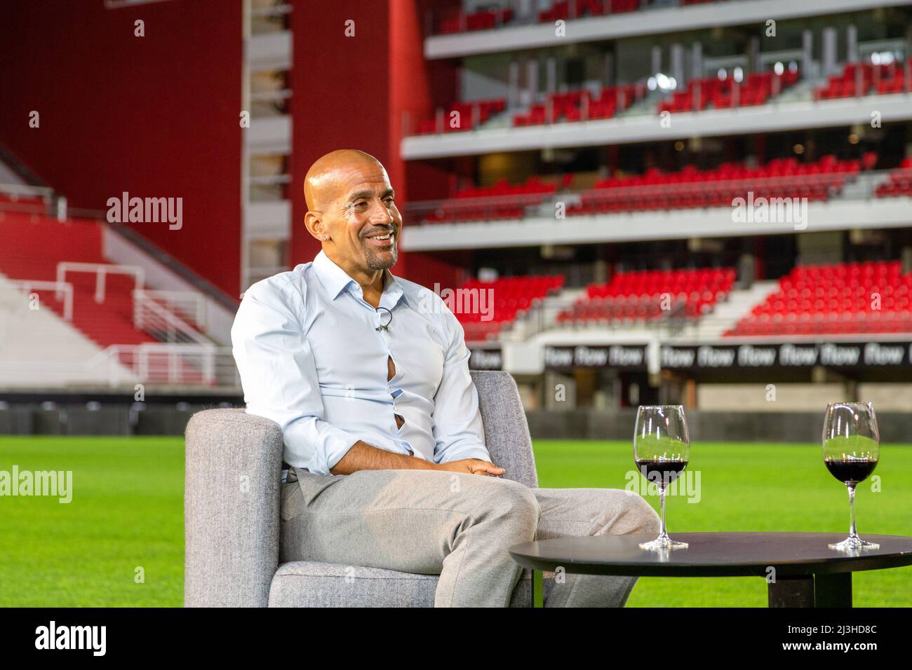 Juan Sebastian Veron in un'intervista con uno spettacolo televisivo locale allo stadio uno di Estudiantes de la Plata Foto Stock