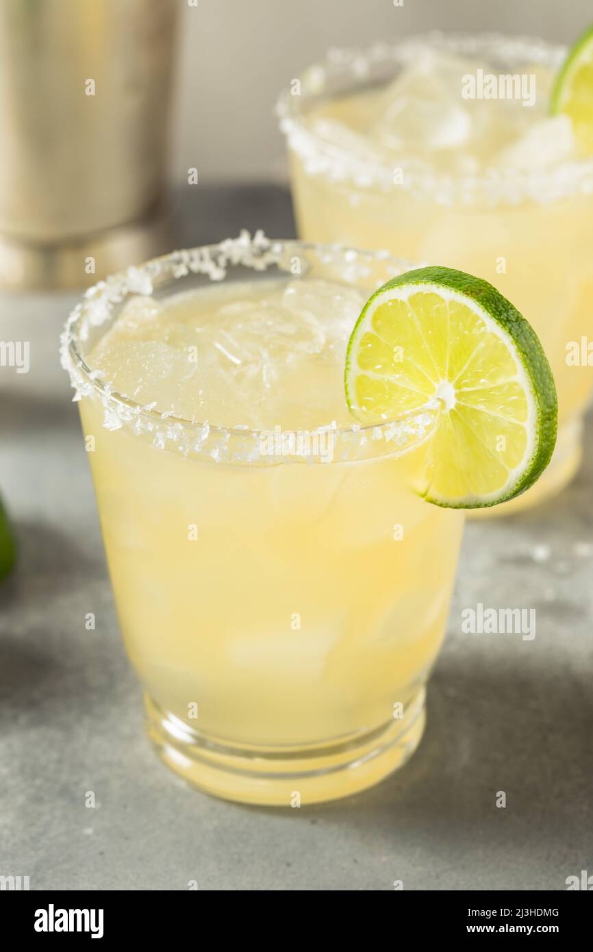 Cocktail Margarita classico e rinfrescante con sale e lime Foto Stock