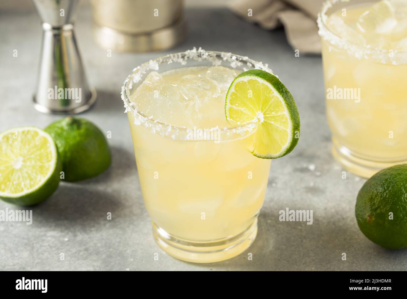 Cocktail Margarita classico e rinfrescante con sale e lime Foto Stock