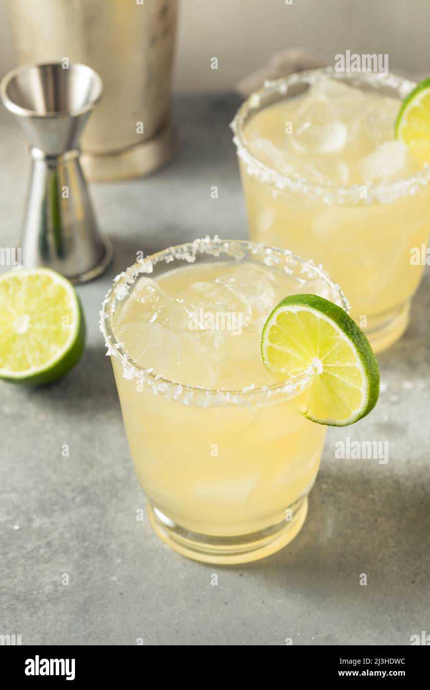 Cocktail Margarita classico e rinfrescante con sale e lime Foto Stock