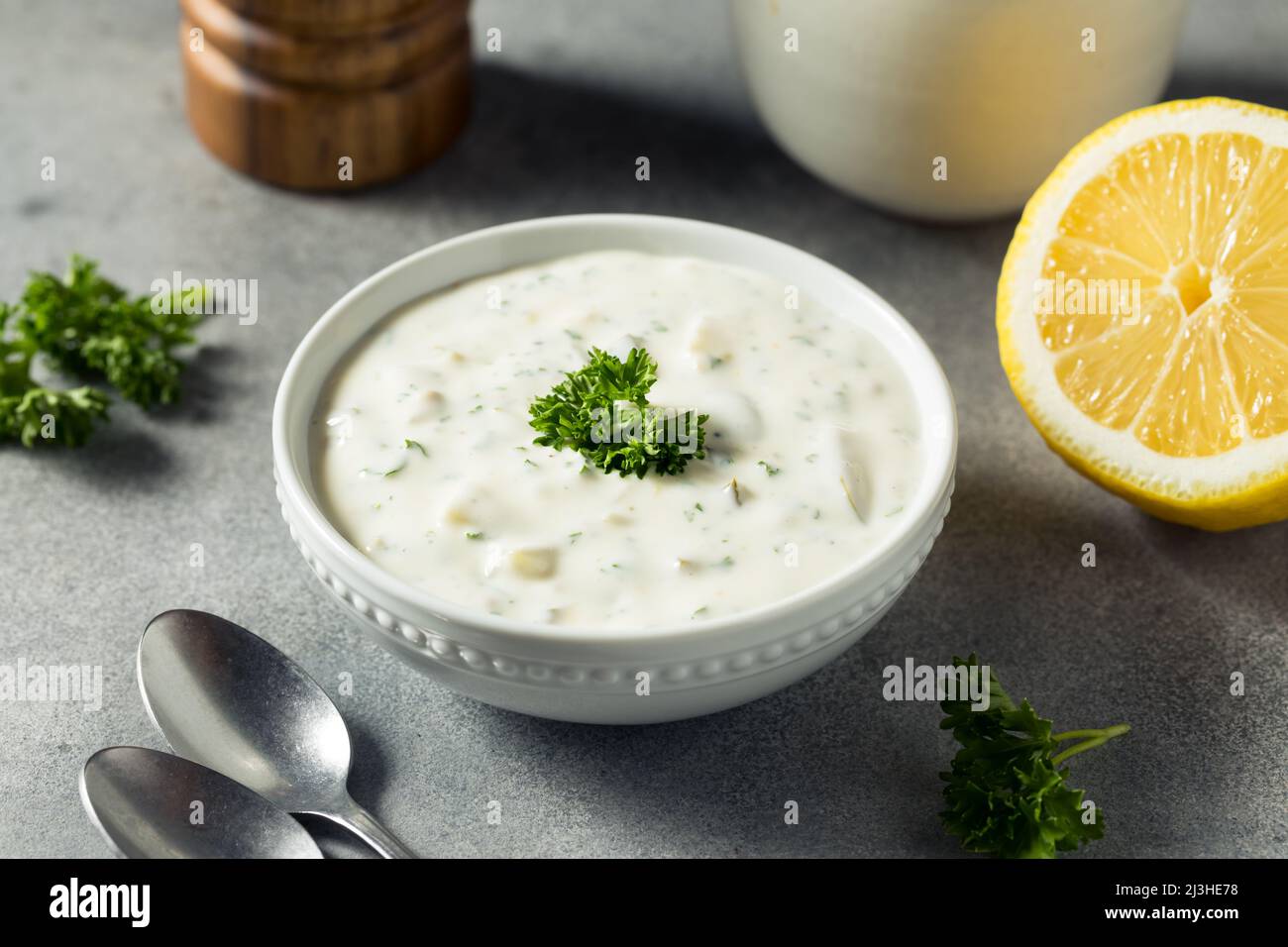 Salsa di tartaro biologico fatta in casa con limone e prezzemolo Foto Stock