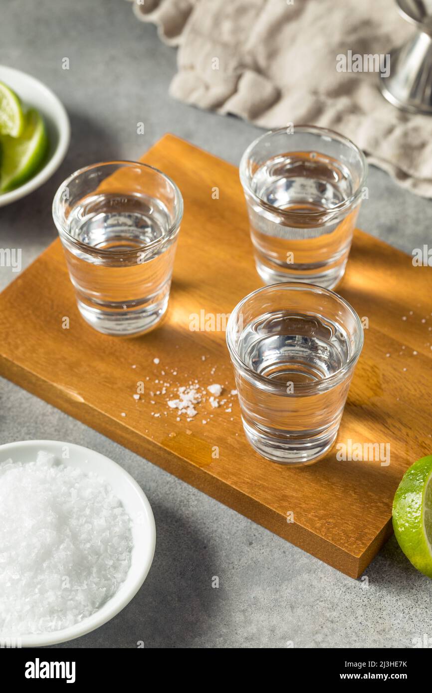 Booty rinfrescante Tequila scatti con lime e sale Foto Stock