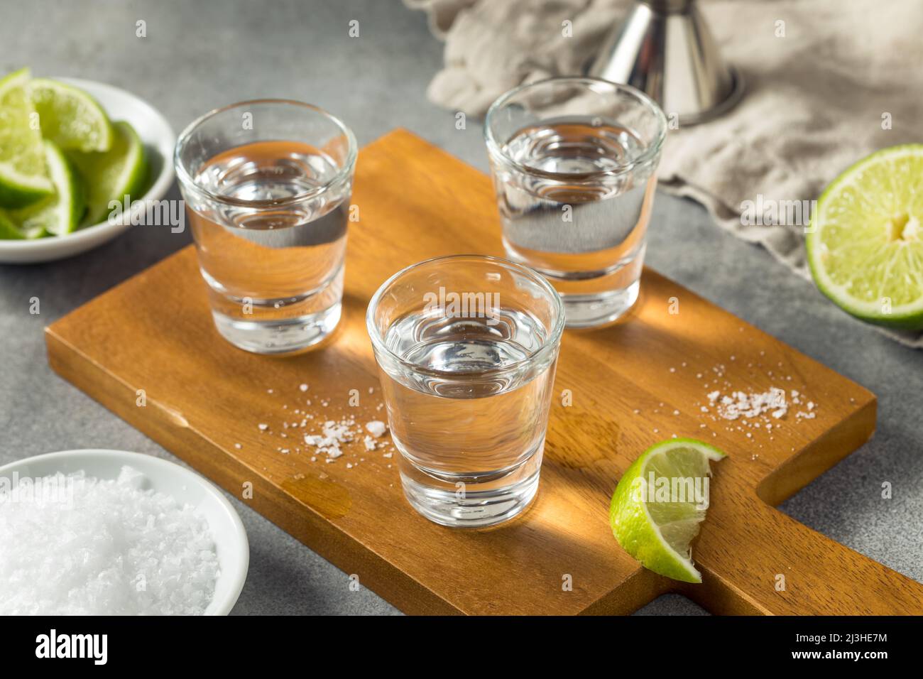 Booty rinfrescante Tequila scatti con lime e sale Foto Stock